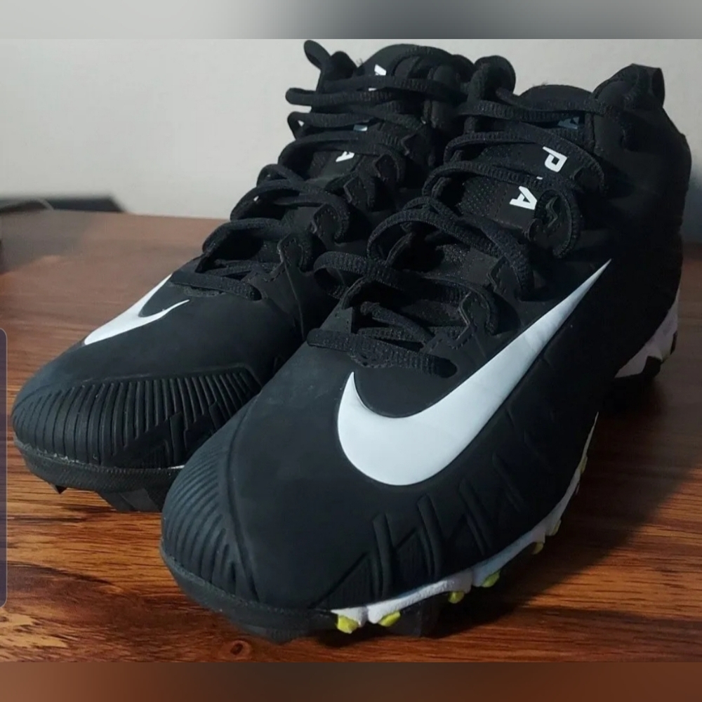 Nike alpha Menace Shark men Size 9.5 Football cleats black/white Athletic shoes